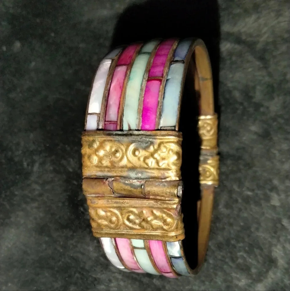 Solemn color shell bracelet set in brass